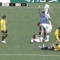 「なんでイエロー？」Jリーグで“まさかの判定”が物議…「危なーい！」解説絶叫のエアバトルで柏DFと事故衝突→警告の水戸FWが苦笑い