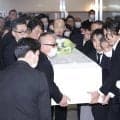 「若嶋津！」出棺時にファンから叫びと拍手　一山本の手で霊柩車へ…みづえさんは口元押さえる