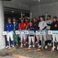 【リトルシニア】全国大会開会式は雨天のため球場玄関周辺で開催　前年Ｖ世田谷西が優勝旗を返還