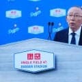 ユニクロ柳井正会長「ドジャースに深い敬意」複数年パートナーシップ　ロバーツ監督らと会見