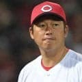 広島・新井監督と中日・井上監督が二塁上でメンバー表交換