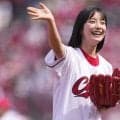 人気上昇中の18歳女優が笑顔で“ぴょんぴょん”　レジェンド右腕のグラブで「これは素敵な始球式」「透明感が凄い」