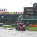 センバツ決勝　阪神園芸スタッフが神整備スタート　甲子園球場の雨はやむ　大会本部は１２時３０分開始予定を発表