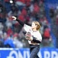 柔道の阿部詩が始球式　背番号８０５のユニで登板　ノーバンならずも笑顔　自己採点は「９５点。思ってたよりうまく投げられた」