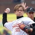 楽天　山寺宏一が始球式「前田健太選手に投球を教わって」６４歳お見事ノーバン投球披露