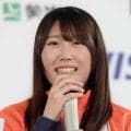 五輪スノボ金・銅メダルの村瀬心椛が始球式　頭の上にサングラス　背番号１１７ユニで投球