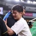 阪神・坂本がデュプランティエに「チャンピオンリング」を手渡す　昨季６勝で優勝に貢献の右腕へ旧友からサプライズ