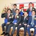 ５月で退任の“太っ腹社長”木村皓一氏が見守る中、ミキハウスで入社式　競泳で２大会五輪出場の池本凪沙は包帯姿で…