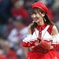 元アイドルが赤ドレスで“大暴投”　マウンドでペコリ→豪快な一投…可憐な姿に拍手喝采