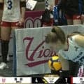 女子バレー、サーブで珍しい光景 コートを大きく外れ客席に“ズドン” まさかの出来事に実況も「これは随分と…」