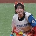 ミニスカ美女が豪快投球　まさかの“結果”に照れ笑い…人気アイドルが球場魅了