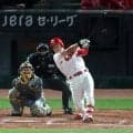 広島　佐々木泰がプロ初アーチ！八回に貴重な追加点　新井監督が満面の笑みで出迎え　ベンチでは笑顔がはじける