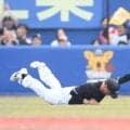 ロッテ・西川　ダイビングキャッチでピンチを救う　初回先制点の好走塁に続き、二回は左翼守備でも魅せた