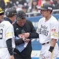 鷹・柳田悠岐 右手首に死球受け交代