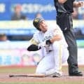 ソフトバンク・柳田が右手付近に死球　治療受け一塁へ　攻撃終了後の五回守備から退く