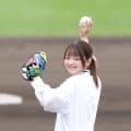 「めちゃくちゃ可愛いやんけ」人気タレント始球式にＳＮＳ反応　カラフルグローブも話題に　「みったんらしいカラー」