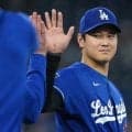 大谷＆由伸が「学習している」　視線の先にいた人物に爆笑…MLB公式が捉えた“謎行動”