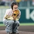 あいみょん「マジギリ女神」「ほんま勝ってよかった」　地元で阪神戦ノーバン始球式→試合後は坂本取材に乱入