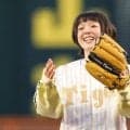 甲子園に降臨した歌姫が「めちゃかわ」　金ユニ着用で深々ぺこり…豪快一投は「完璧すぎる」