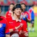 ｢双子の兄は人気俳優｣プロサッカー選手、34歳誕生日にロン毛&ヒゲのワイルド爆イケショット公開！2度の手術から復帰を目指す姿にエール殺到