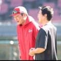 広島・新井貴浩監督が長野久義氏と談笑　今季から巨人フロント転身の元カープ戦士が打撃練習中に歩み寄る