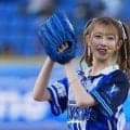 白ミニスカで豪快足上げ…人気アイドルがノーバウンド投球　横浜で果たした“リベンジ