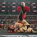 「やリ過ぎだろ」日本人女子レスラー、米マットで“ボコボコ” 「割れてます、割れてます」実況も悲痛
