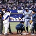 阪神大逆転直後の守りで珍事　三塁ベース付近に審判、スタッフが集結　佐藤輝ものぞきこむ