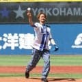 【DeNA】OBの大和氏がセレモニアルピッチ　ワンバン投球になり「100点中9点でした…」