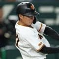 初スタメンの巨人・平山が初回守備で足を滑らせる　ヤクルト・鈴木叶の右翼への低いライナーは２点タイムリー三塁打に
