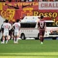 サッカーのピッチ内に救急車　ヴィッセル神戸のDFとGKが衝突