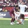 「レッドだろ！」超危険な“顔面キック”にスタジアム騒然！「VARは何やってるの？」神戸DFは即謝罪も判定に物議