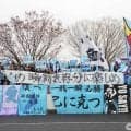 ｢本人降臨ｗ｣｢むっちゃ楽しそう笑｣J初参入クラブのゴール裏が大盛況！ 名物“レレレレイ体操”で本家との絆ガッチリ！｢途中から入ってくるスネアが痺れる｣