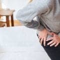股関節が痛いときにやりがちな「NG行動」とは？悪化を防ぐための注意点［医師監修］