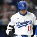 大谷翔平が第１打席で背中に死球　思わず絶叫で本拠地大ブーイング　二塁塁上でリンドーアが背中をさすって気遣う　第３戦で先発予定