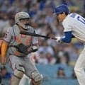 大谷翔平、捕手の一塁送球に苦笑い「また、当たるところだった」解説者もヒヤリ