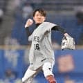 三浦皇成騎手が涙の勝利に導いた「１６」番でファーストピッチに登場「すごい緊張しました」