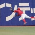 【広島】大盛穂が飛んだ！右中間への打球をダイビングキャッチし同学年栗林良吏のピンチ救う