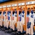 ドジャース　背番号４２のユニホームがクラブハウスにズラリ！壮観な光景を球団が公開　スネルのロッカーにはヨッシー人形も　マンシーは大量のメガネが