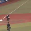 ロッテ戦で前代未聞の珍事　走者がボールを“キック”→三塁コーチ直撃　爆笑「予想外すぎる」