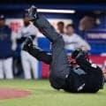 【ヤクルト】球審の頭部にバット直撃で倒れ込む　オスナの手からすり抜けたバット