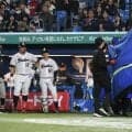 ４月だけで３度の球審交代…前代未聞の異例事態　バット直撃で交代の川上球審には無事を願うファンの声が相次ぐ「球審もヘルメット必須なのでは…」