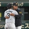 阪神　大山悠輔とモレッタが歓喜のハグ　甲子園初勝利のウイニングボールをプレゼント　岩崎＆ドリスとの珍やり取りも