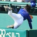 中日、福永裕基がアクシデントで緊急交代　飛球を追ってカメラマン席に飛び込む　甲子園騒然　試合前まで打率.303