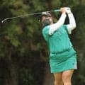 鈴木愛がツアー新記録１８パットで首位浮上　１７年ぶりに更新　自らデザイン新ウェアで初優勝へ