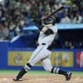 【巨人】山瀬慎之助、小中高バッテリーのヤクルト奥川恭伸から勝ち越し打　塁上で喜び爆発