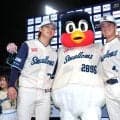 【ヤクルト】丸山和郁がつば九郎と笑顔で”小競り合い”　長岡秀樹に「もうちょっと…」愛のいじり