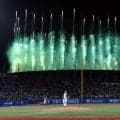 花火でヤクルト－巨人戦が２度中断　お隣のＭＵＦＧ国立から色とりどり　池山監督らヤクルトナインが見つめる　終了時には拍手も