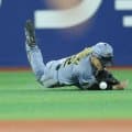 阪神・藤川監督がリクエスト失敗　左翼・福島がダイビングキャッチ試みるもボールがわずかにグラブからこぼれ落ちる　判定変わらず
