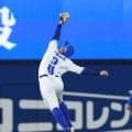 【DeNA】京田陽太、ジャンピングキャッチ！２死満塁の窮地救う　レイノルズは感謝のハグ